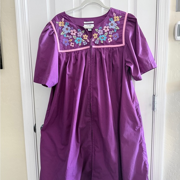 Go Softly Patio Dress LARGE Full Zip W/pockets Purple Embroidered EXC - Picture 2 of 8